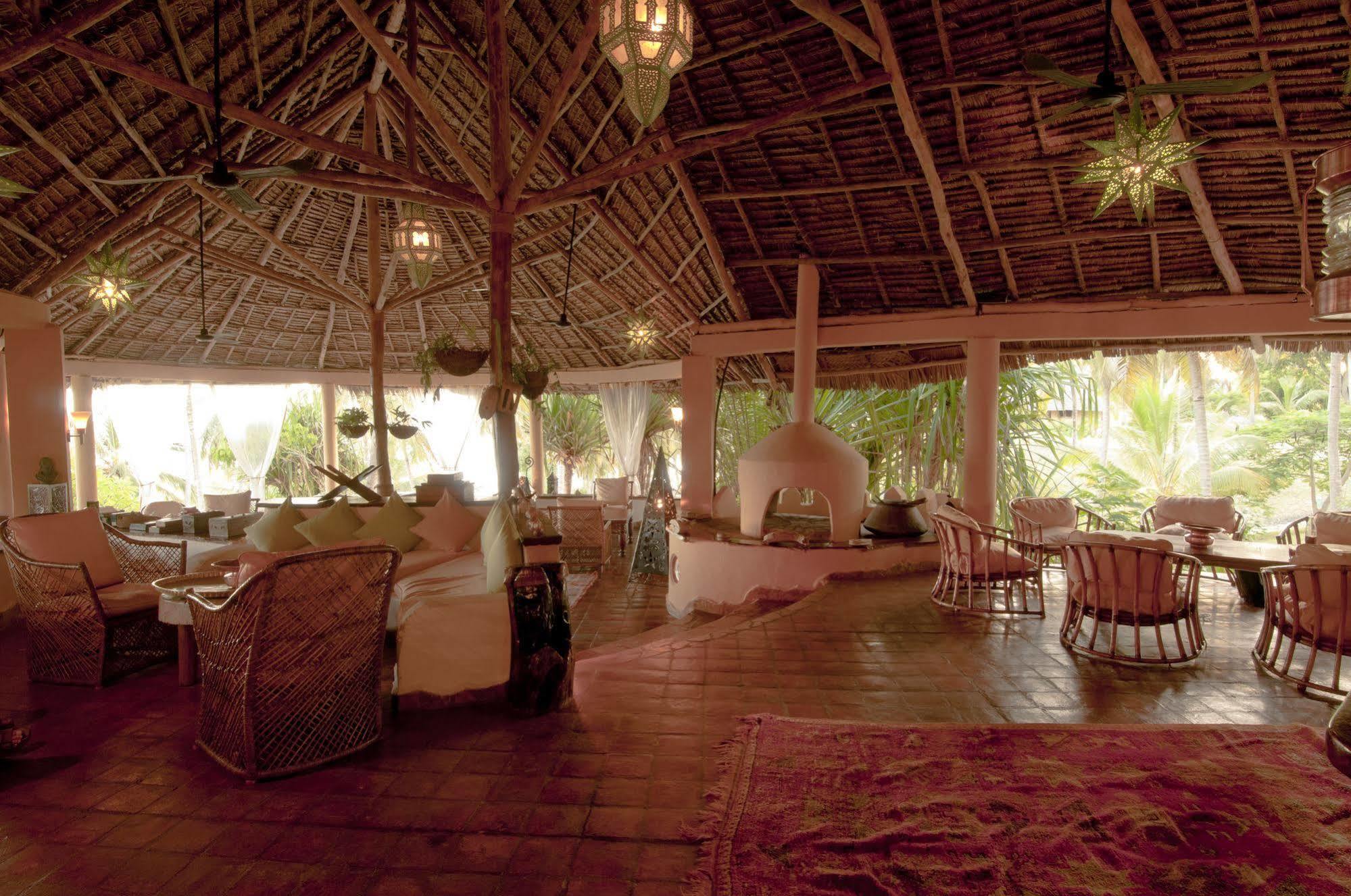 Kinasi Lodge Utende Buitenkant foto