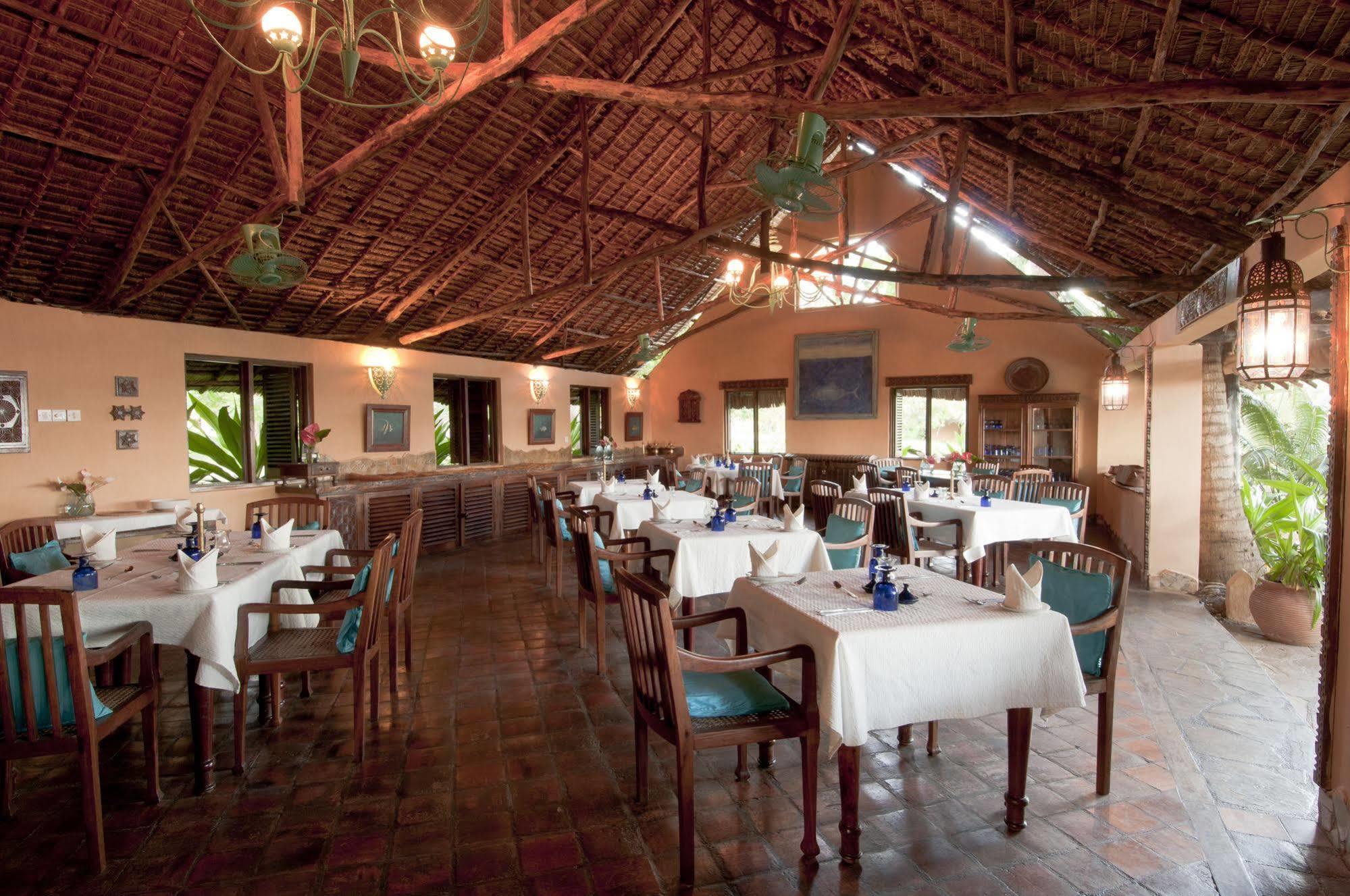 Kinasi Lodge Utende Buitenkant foto