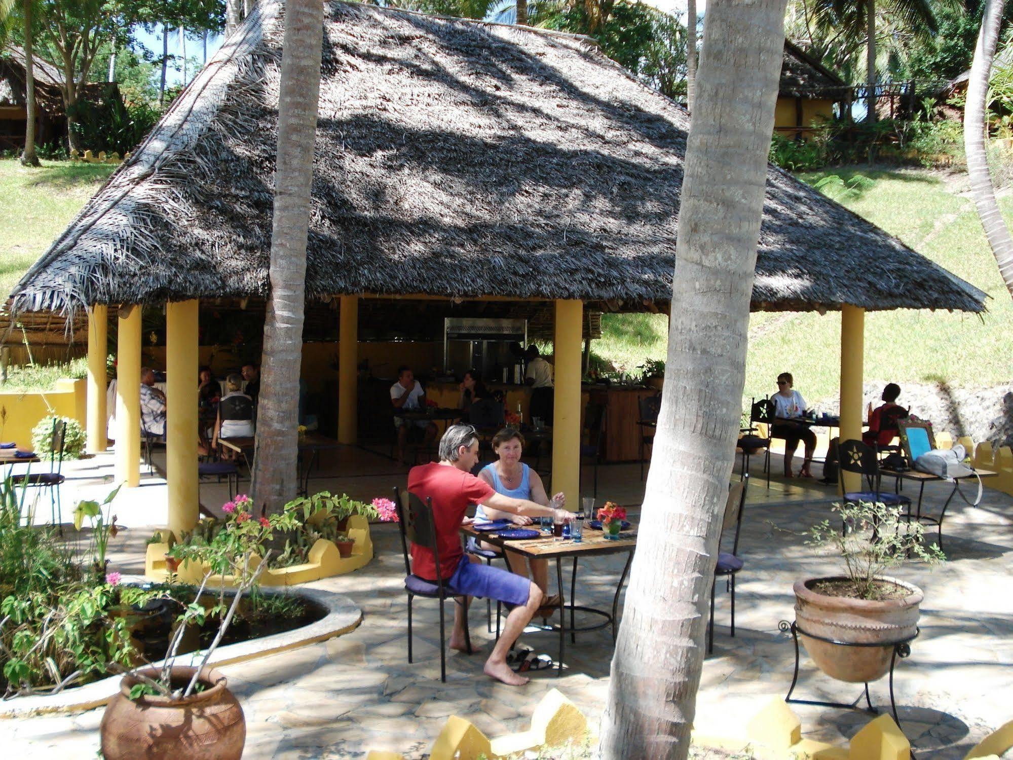 Kinasi Lodge Utende Buitenkant foto
