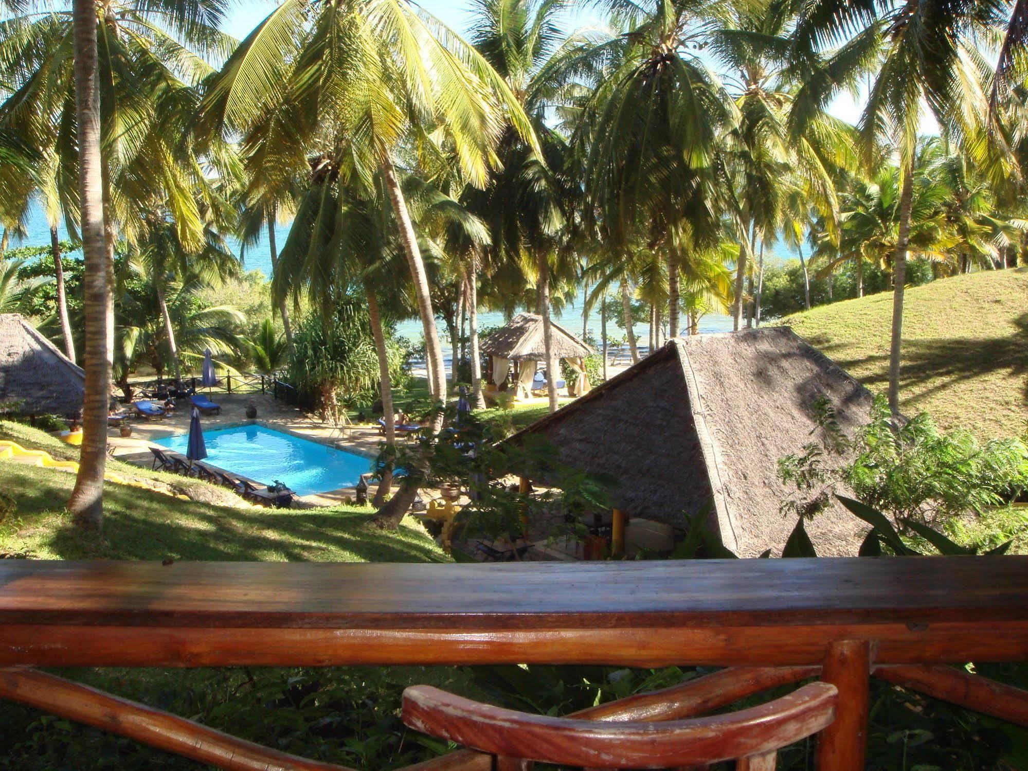 Kinasi Lodge Utende Buitenkant foto