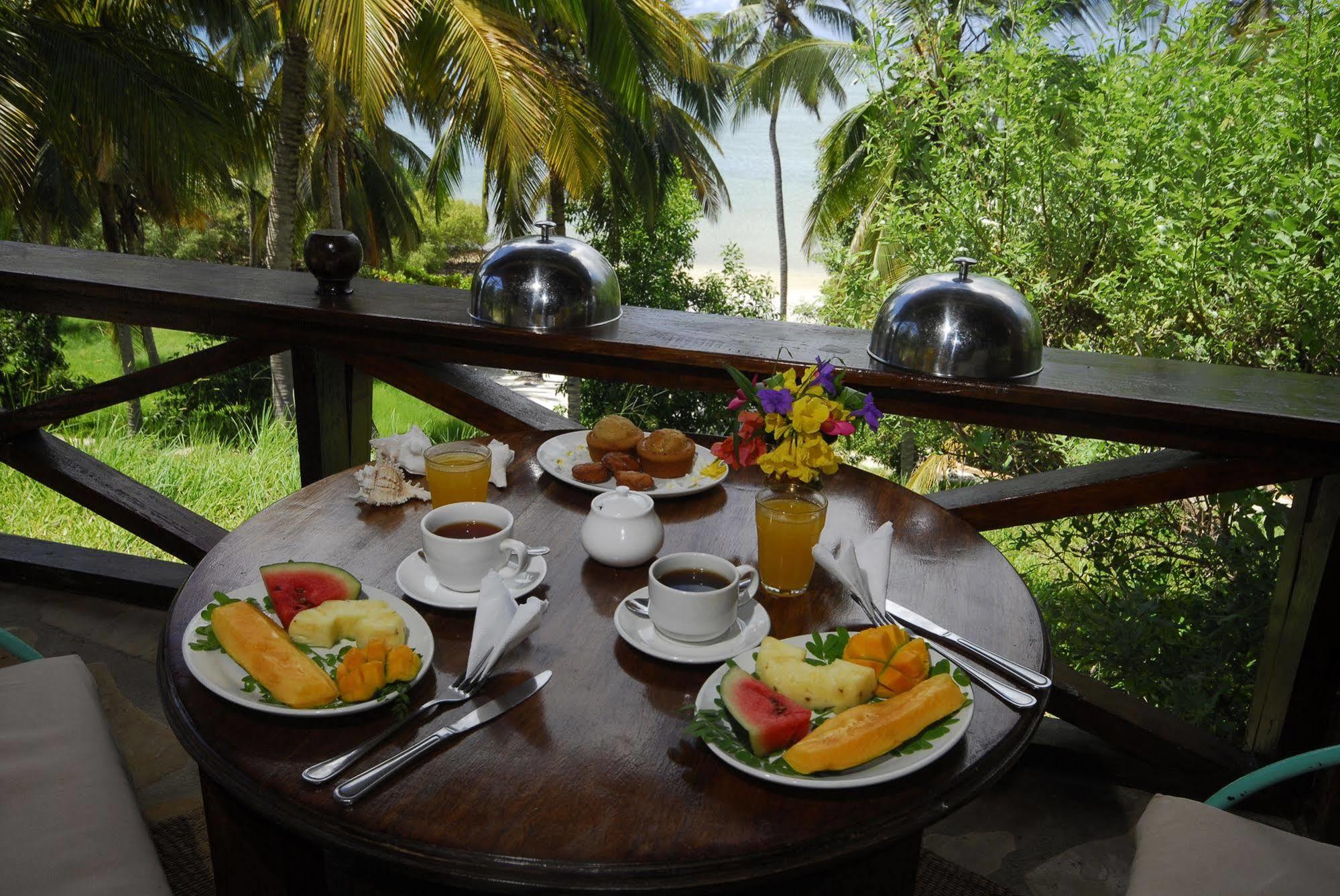 Kinasi Lodge Utende Buitenkant foto