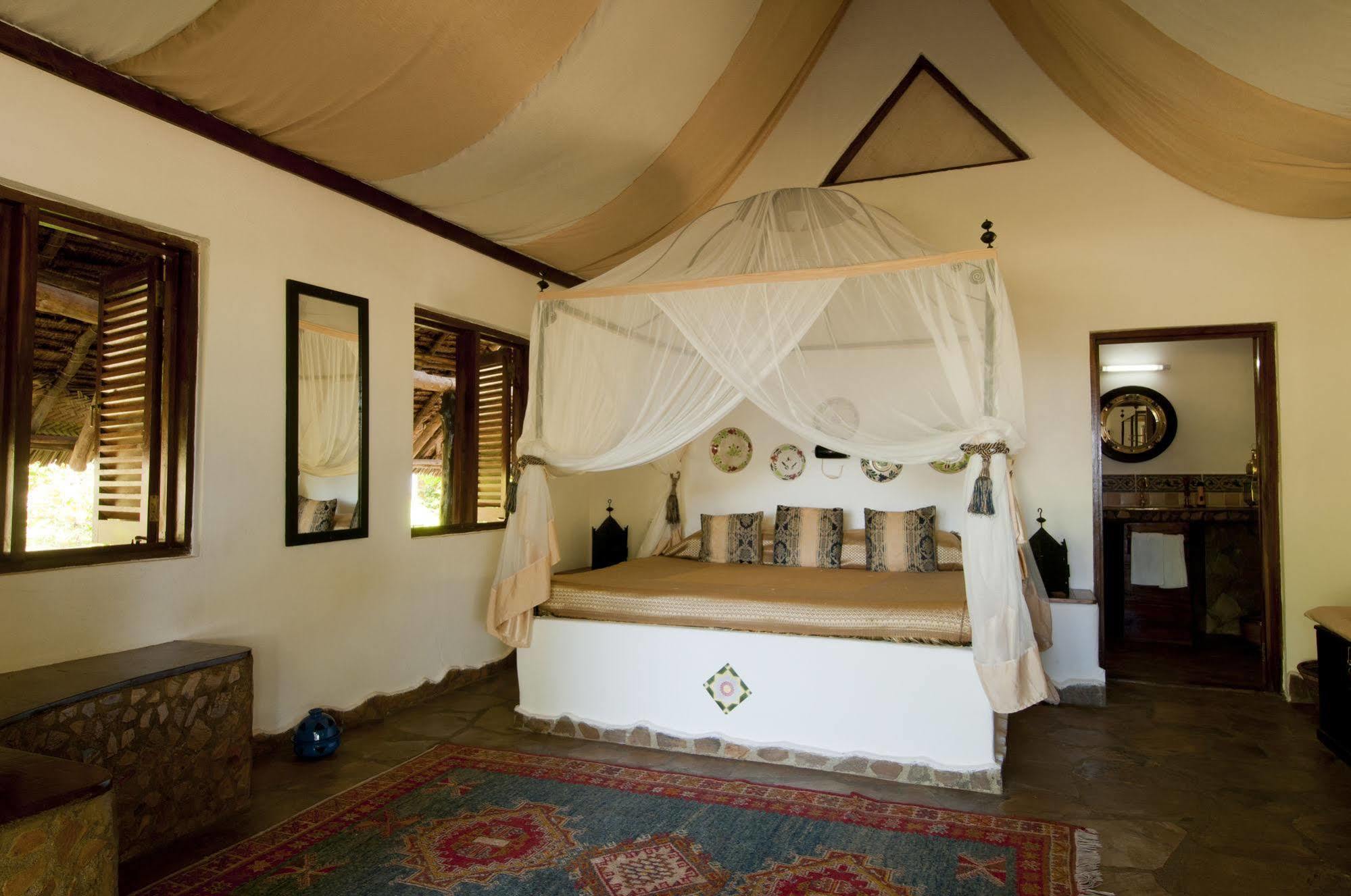 Kinasi Lodge Utende Buitenkant foto