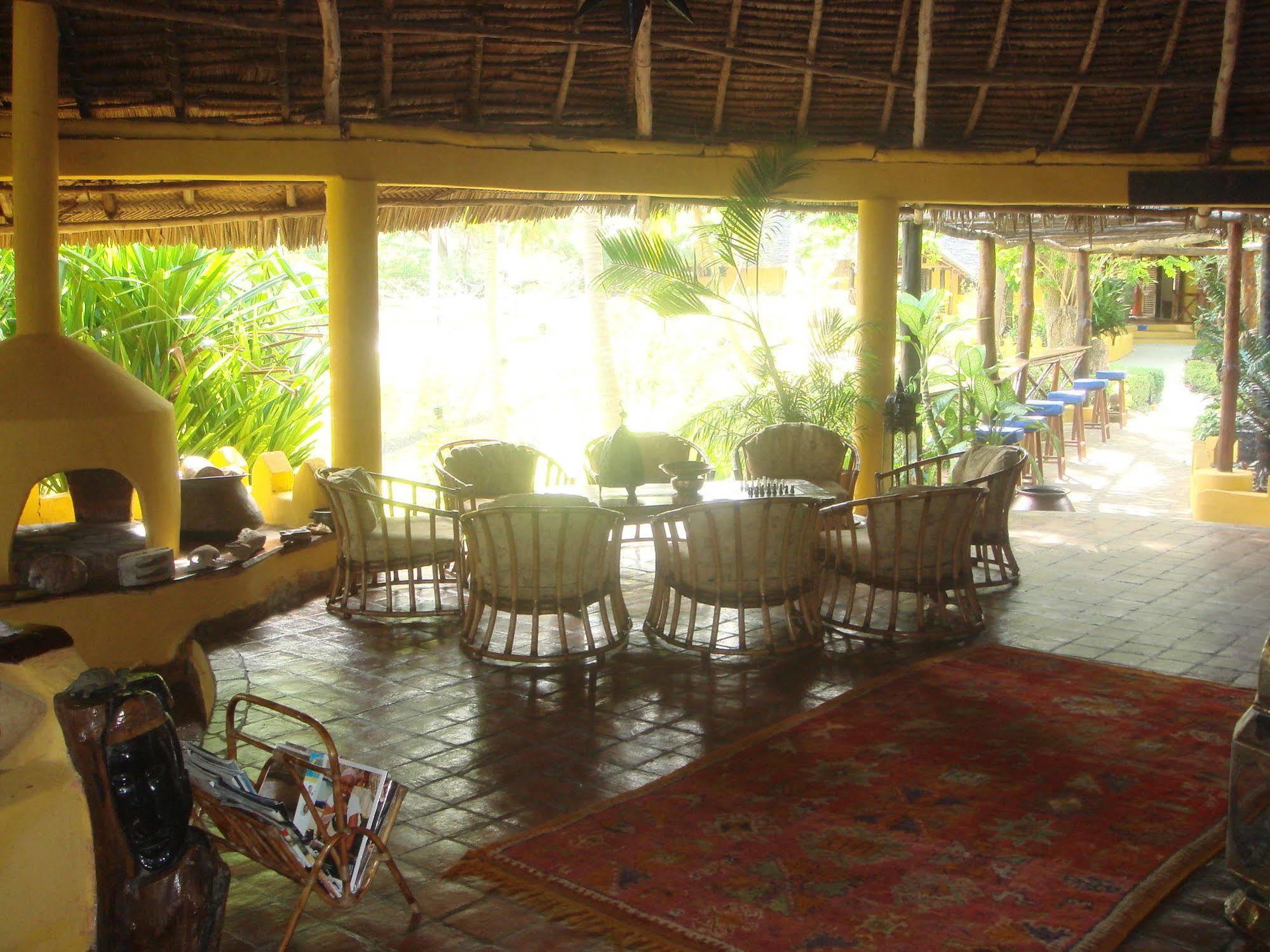 Kinasi Lodge Utende Buitenkant foto